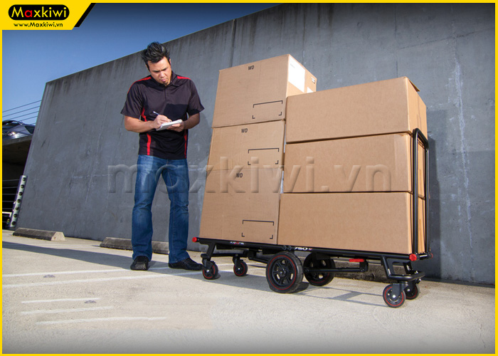 Vận chuyển hàng hóa ở các nhà xưởng bằng xe đẩy hàng