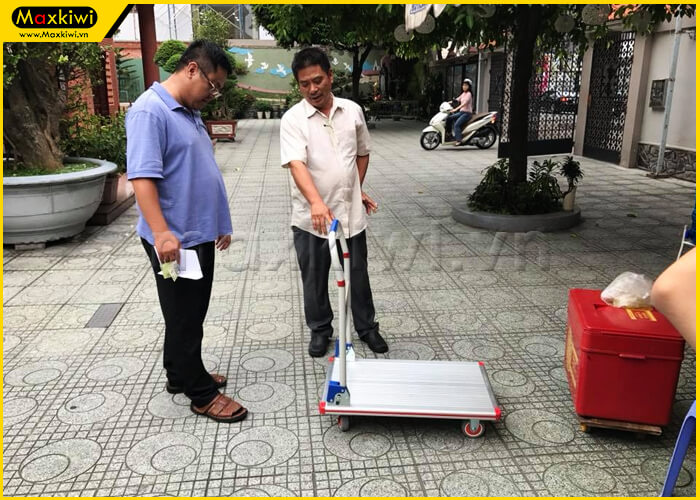 Khách hàng trải nghiệm Xe đẩy hàng Maxkiwi