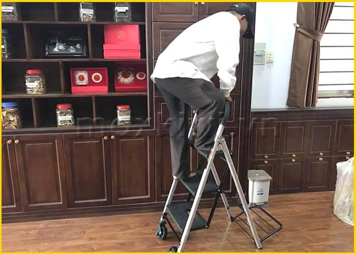 Sử dụng xe đẩy hàng kết hợp thang xếp trong gia đình