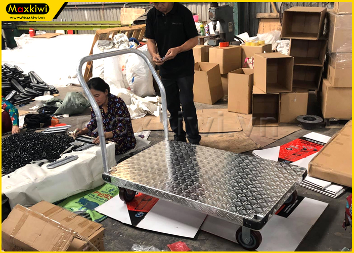 Cách lắp ráp xe đẩy hàng 4 bánh đơn giản