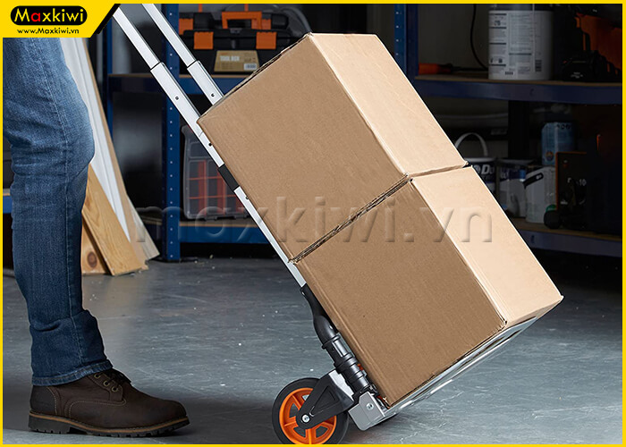 Sử dụng xe đẩy hàng 2 bánh để vận chuyển hàng hóa nặng