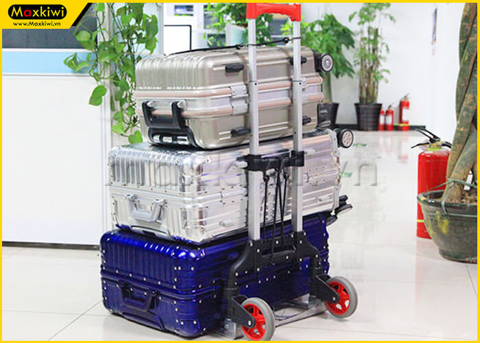 Sử dụng xe đẩy hàng 2 bánh để vận chuyển hàng hóa cỡ vừa
